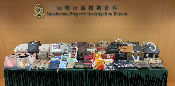 海關打擊中區流動小販攤檔 檢獲疑侵權物品市值約52萬元