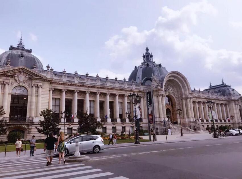 法國巴黎發生汽車衝撞行人事件致1死1傷