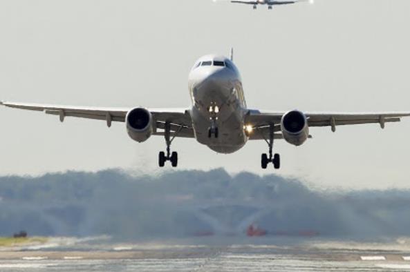 俄羅斯一架載近百人客機因駕駛艙冒煙緊急迫降