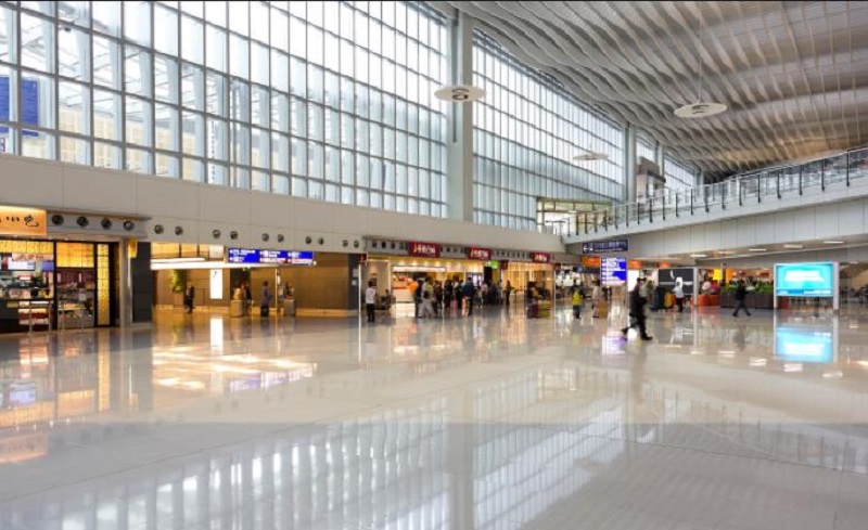 政府繼續維持疫情嚴峻地區登機來港限制及強制檢疫安排