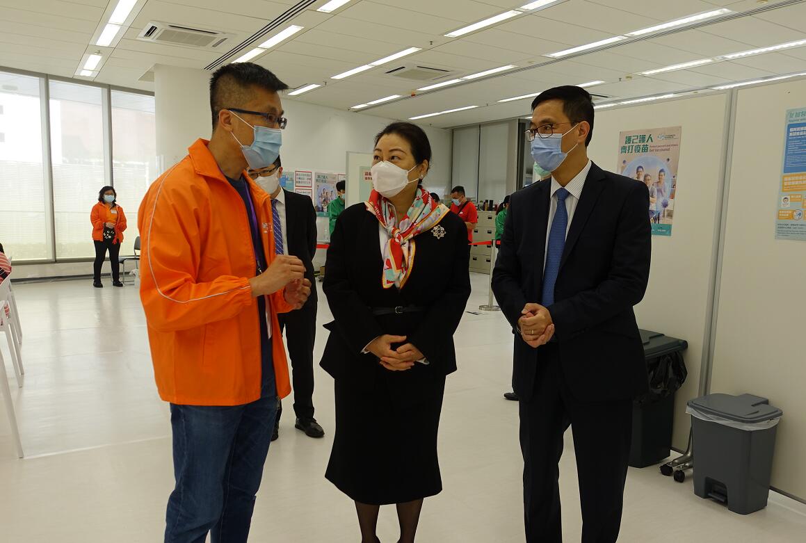 鄭若驊楊潤雄視察九龍塘教育服務中心社區疫苗接種中心