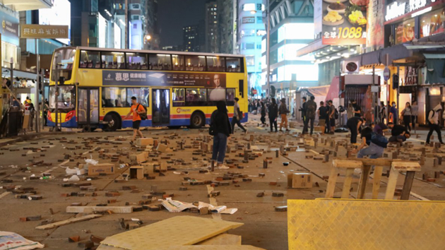 18歲男生推跌女途人兼拒捕罪成 還柙候判