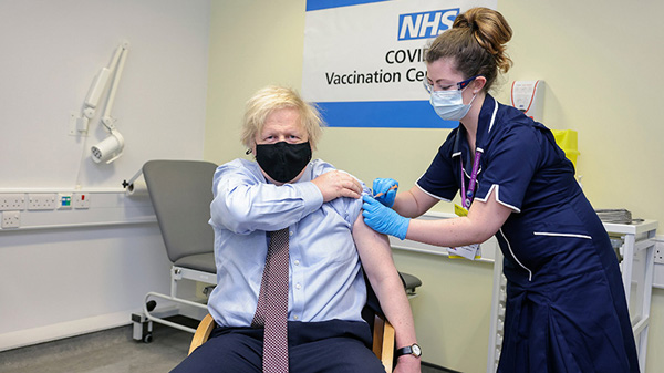 英國首相接種第一劑阿斯利康疫苗