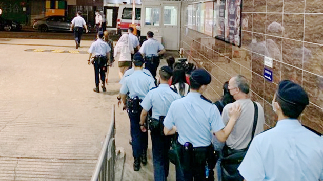 警方東九龍冚非法賭檔及2個派對房間 拘捕35人