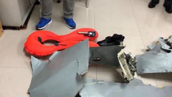 【追蹤報道】台軍漏夜搜尋墜機失蹤飛行員 海岸發現機骸鞋子救生衣