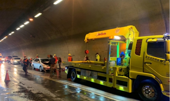 台64線觀音山隧道4車追撞無傷亡 一度回堵