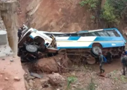 印度安全部隊遇襲：載40人大巴被炸飛 已致5死