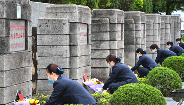 中青網評：侮辱英烈者 一個也別放過
