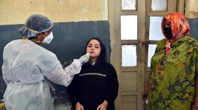 印度日增21萬新冠確診