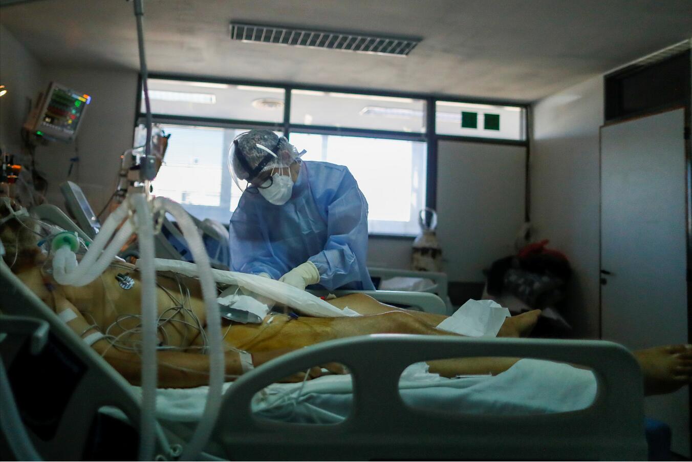 全球新冠死亡人數超300萬 巴西印度疫情嚴峻