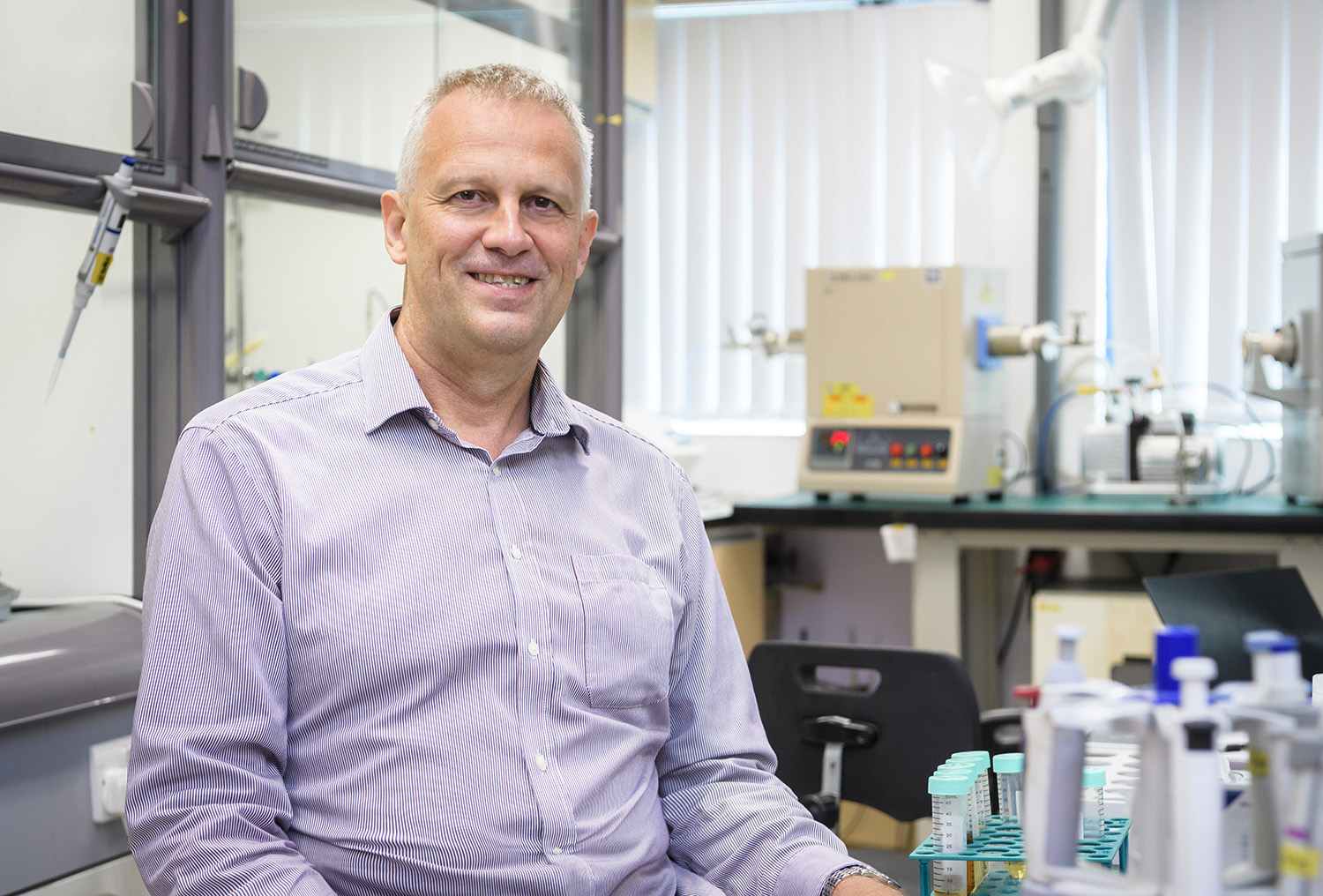 城大新材料研究成功製成發出明亮綠色光的LED