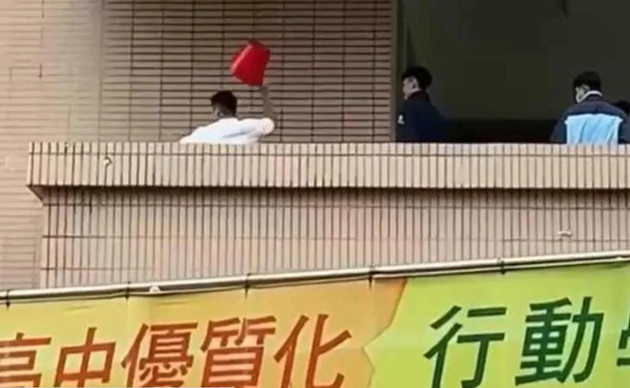 台中嶺東中學傳校園暴力 學生遭砸水桶痛毆無人制止