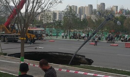 陝西西安發生道路塌陷事故 有市民掉入坑中 已被救出送醫