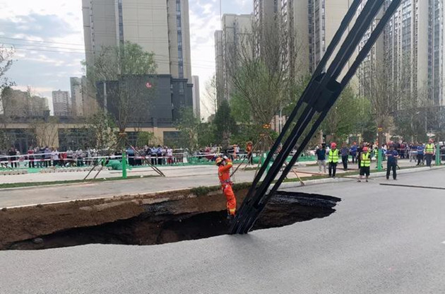 【追蹤報道】西安雁翔路突發塌陷 一女子墜坑身亡