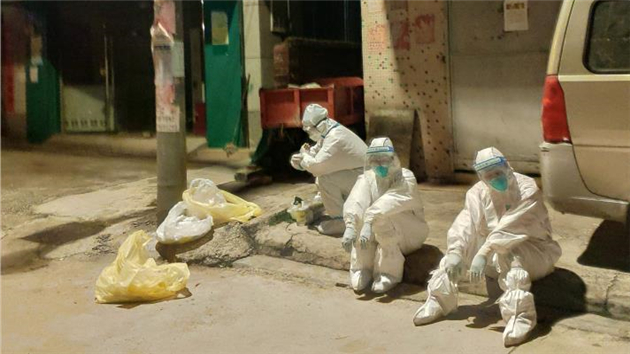 廣州荔灣一線防疫者講述：在中南街穿着防護服的八個小時