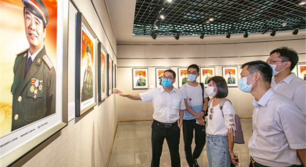 「珠海老兵永遠跟黨走」攝影展開幕