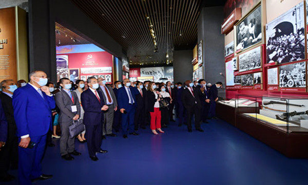 王毅邀請百位外國駐華使節參觀中國共產黨歷史展覽