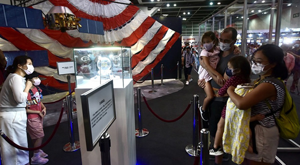 多圖丨「時代精神耀香江」主題展會展舉行 市民近距離觀看月壤