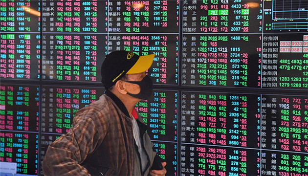 航運鋼鐵力挺 台股收漲87.98點逼近17600點關卡