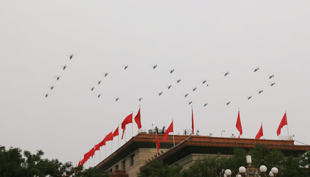 有片｜飛機編隊呈100字樣飛躍廣場  祝福党的百年华诞