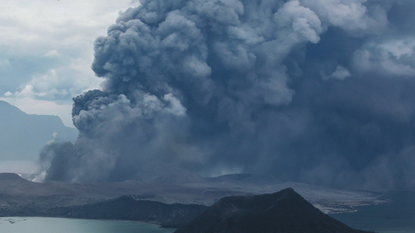菲律賓塔阿爾火山噴發 1.5萬人疏散
