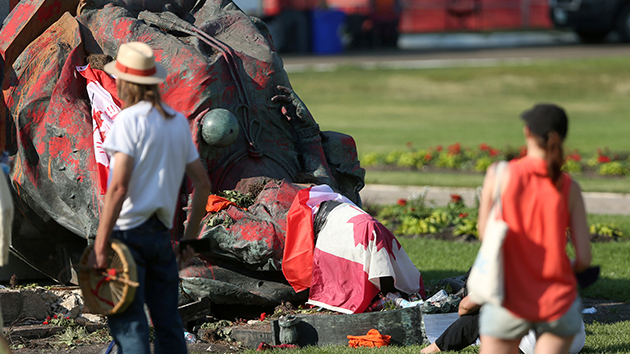 加拿大寄宿學校舊址頻現骸骨 抗議者推倒維多利亞女皇雕像