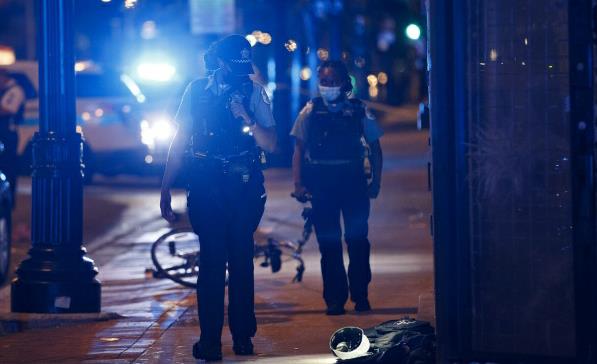 美國芝加哥經歷「血腥周末」：38人中槍 10人死亡 