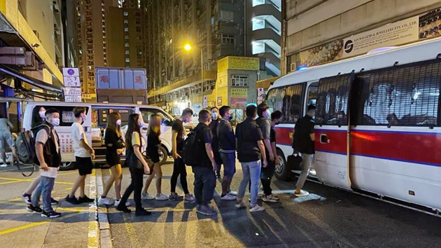 警方紅磡冚無牌酒吧 拘捕12人