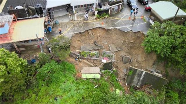 台灣苗栗三灣民宅地基崩塌驚現「大天坑」 居民緊急撤離
