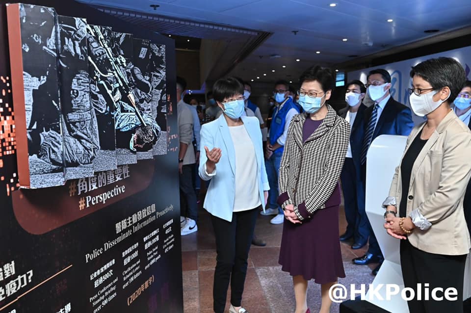 林鄭月娥及鄧炳強參觀警隊「同心同行」 展覽 
