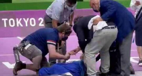 東京奧運會頒獎典禮現場一名志願者休克