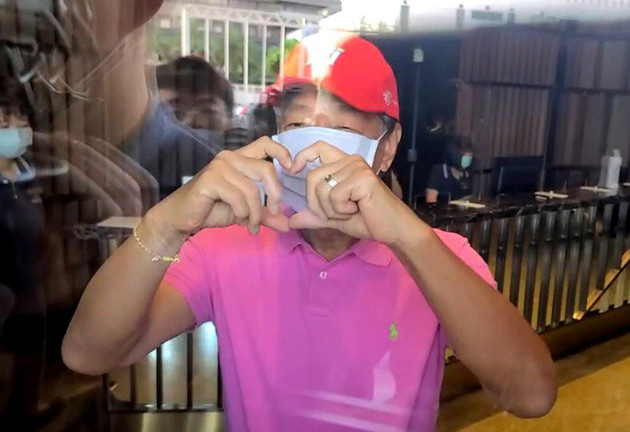 郭台銘出關「隔窗比愛心」 曝9月中旬後周周有疫苗