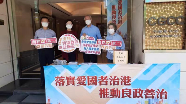 伍淑清落區派傳單 向市民宣介新選制