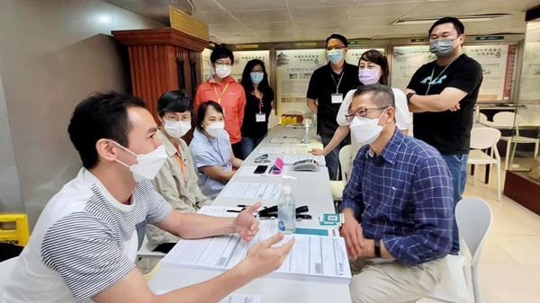 陳茂波到訪消費券服務中心 提醒市民補辦手續下周三截止