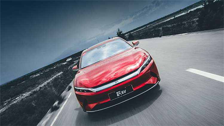 扛新能源大旗 展現中國自信 比亞迪漢EV標準續航版豪華型硬核上市