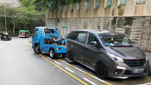 警方東九龍打擊違例泊車 發逾2100張告票拖走7車