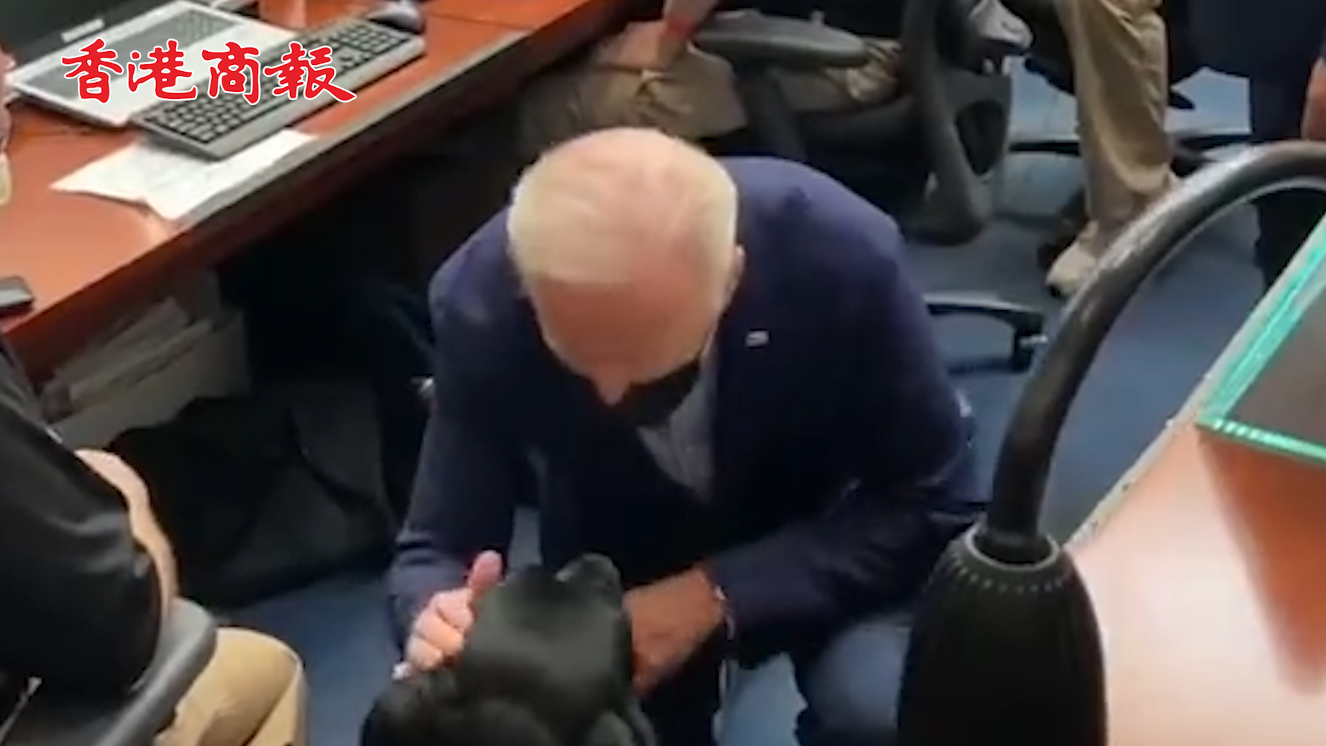 有片丨拜登大庭廣眾之下對狗單膝下跪 舉動驚人