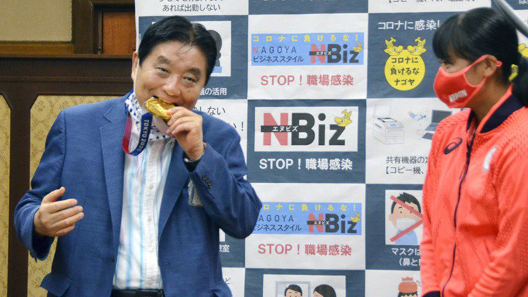 名古屋市長 「咬金牌」後 市政府職員花1200小時應對相關投訴