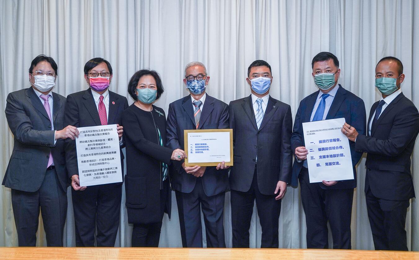 選委會紡織及製衣界界別分組當選人向特首遞交建議信