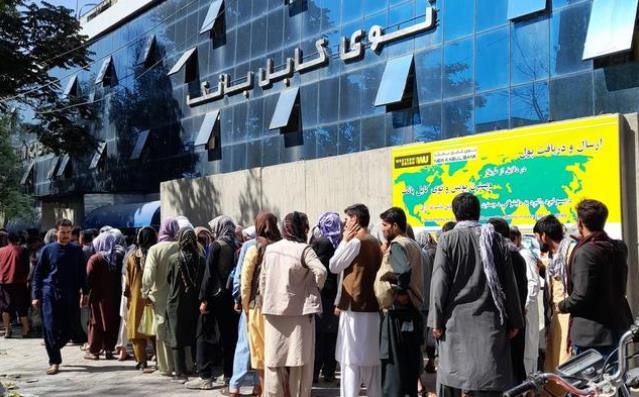阿富汗銀行資金短缺 民眾取錢困難