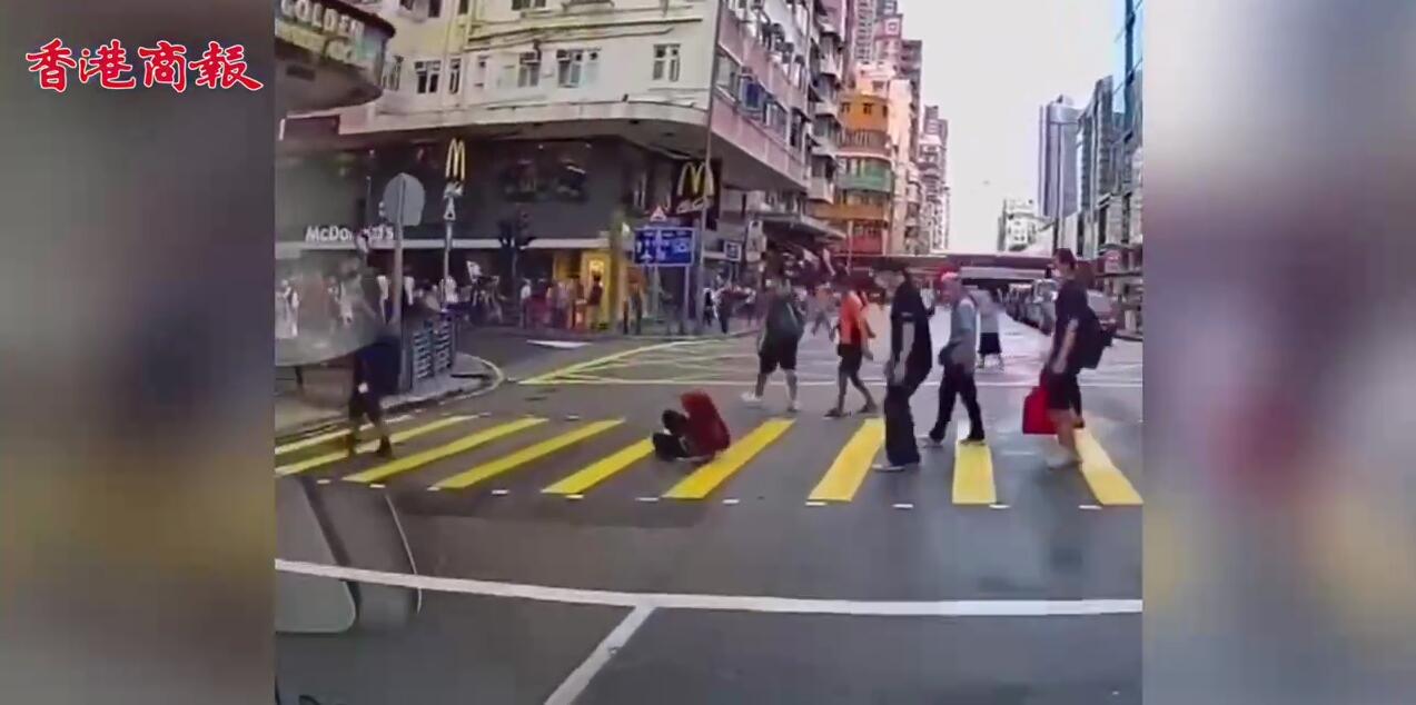 車CAM直擊 | 行人過馬路滑倒零錢掉一地 路人反應會係點？