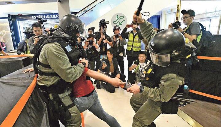 19歲學生上水廣場示威拒捕圖搶槍 判監4年9個月