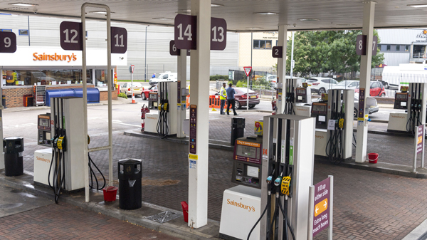 英擬發5000臨時司機簽證 應對供應鏈中斷危機