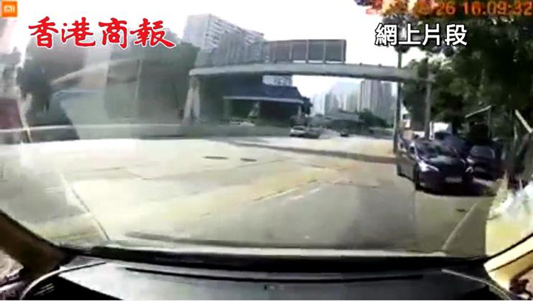 有片｜黃大仙的士撼私家車  撞飛後連環翻滾