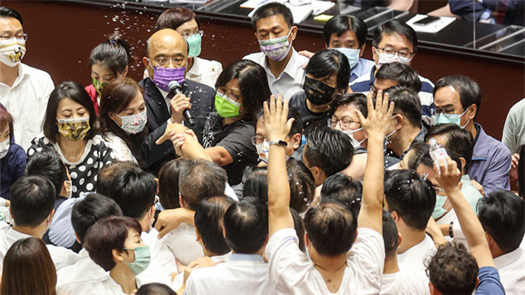 台灣政壇再爆衝突 蘇貞昌被潑水22秒完成報告