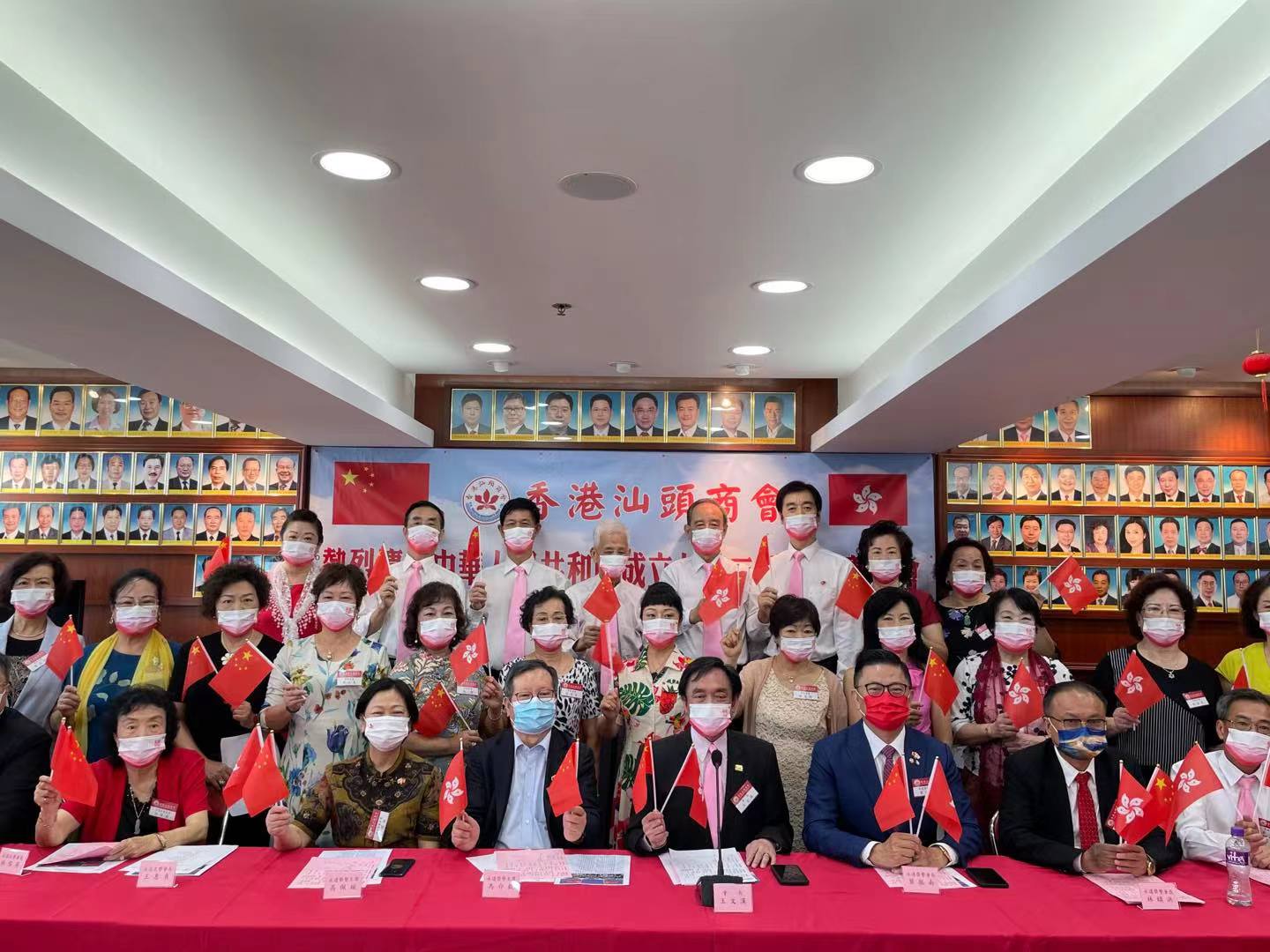 汕頭商會賀國慶獲贈書