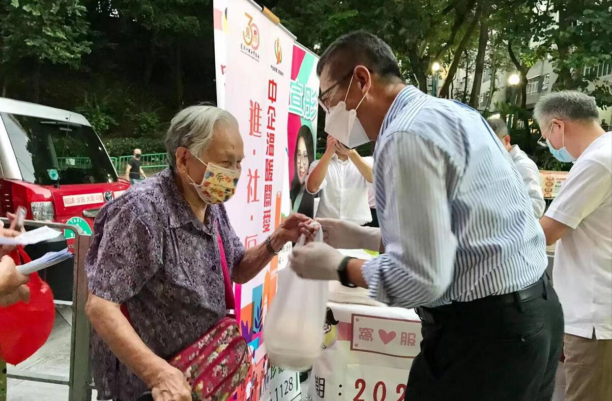 陳茂波到沙田參與愛心送暖行動 為區內長者送上健康飯盒