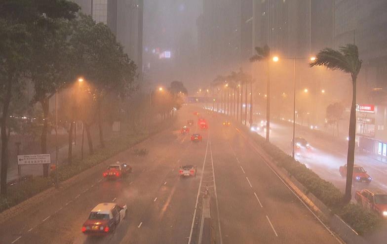 天文台改發紅雨警告信號 料雨勢將持續