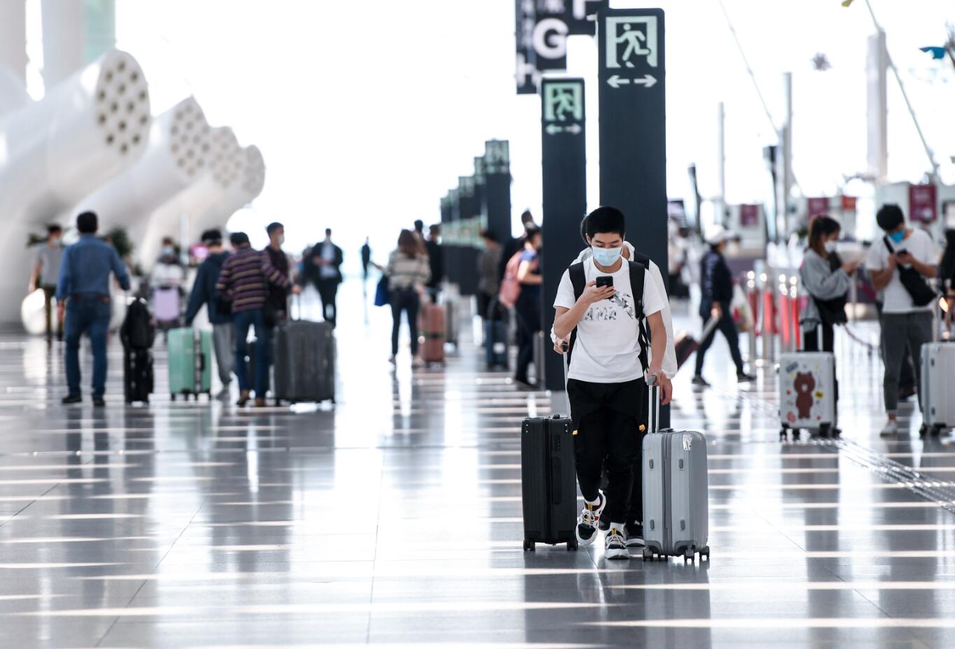 林鄭：恢復兩地通關最迫切 現階段難容外國人免檢來港