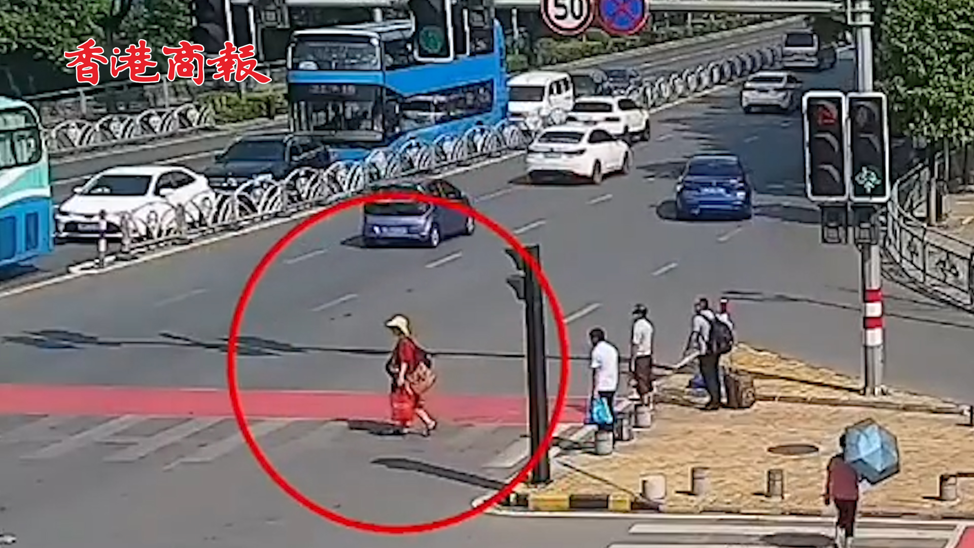 有片丨女子闖紅燈出示聯合國證件 自稱前世是英國女皇